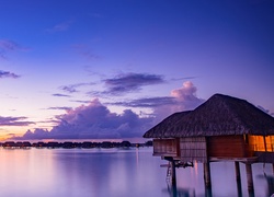 Wyspa Bora Bora na Oceanie Spokojnym z domkami na palach