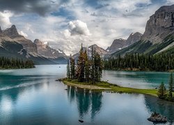 Kanada, Alberta, Park Narodowy Jasper, Jezioro, Maligne Lake, Wyspa Ducha, Góry, Chmury, Drzewa