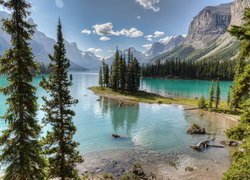 Kanada, Park Narodowy Jasper, Góry, Jezioro Maligne, Wyspa Ducha, Drzewa, Chmury