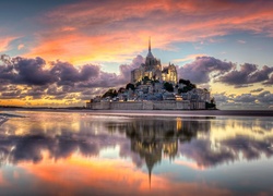 Wyspa Mont Saint-Michel z opactwem św. Michała Archanioła we Francji