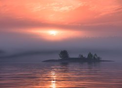 Wyspa na jeziorze Ładoga we mgle