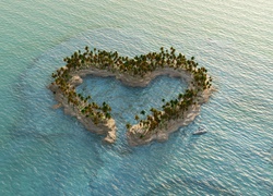 Wyspa na morzu w kształcie serca porośnięta palmami