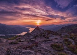 Park Narodowy Loch Lomond and the Trossachs, Wzgórze Ben Aan, Jezioro Loch Katrine, Hrabstwo Stirling, Szkocja, Zachód słońca, Góry
