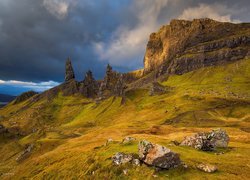 Półwysep Trotternish, Wzgórze The Storr, Skały, Ciemne, Chmury, Wyspa Skye, Szkocja