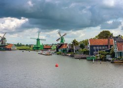 Zaanse Schans - skansen wiatraków nad rzeką w holenderskim Zaandam
