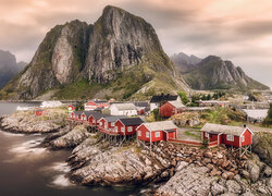 Norwegia, Morze, Czerwone domy, Góry, Lofoty, Zachmurzone, Niebo
