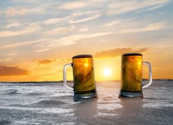 Zachód słońca i dwa kufle piwa