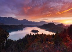 Wyspa Blejski Otok, Jezioro Bled, Kościół Wniebowzięcia Marii Panny, Góry, Drzewa, Chmury, Zachód słońca, Słowenia