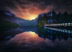 Kanada, Park Narodowy Yoho, Zachód słońca, Jezioro Emerald Lake, Góry, Most