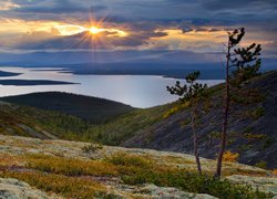 Góry, Jezioro Imandra, Chmury, Drzewa, Zachód słońca, Półwysep Kolski, Obwód murmański, Rosja