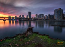 Kanada, Vancouver, Prowincja Kolumbia Brytyjska, Wieżowce, Most, Zachód słońca, Chmury