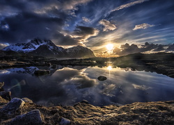 Norwegia, Lofoty, Zachód Słońca, Góry, Skały, Jezioro, Niebo
