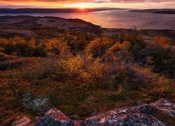 Norwegia, Trondheim, Rezerwat przyrody Bymarka, Zachód słońca, Jesień, Fiord Trondheimsfjorden, Góry, Drzewa, Kamienie