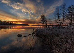 Zachód słońca nad rzeką Jerisjoki w Finlandii