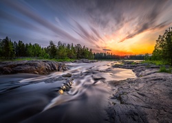 Finlandia, Rzeka Kiiminkijoki, Zachód słońca, Drzewa, Skały, Kamienie