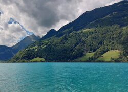 Zalesione góry nad jeziorem Lungern w Szwajcarii