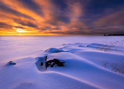 Finlandia, Północna Karelia, Joensuu, Jezioro, Zima, Śnieg, Kamienie, Zachód słońca