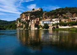 Zamek Castillo de Miravet na skałach nad rzeką Ebro w Hiszpanii