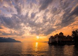 Zamek, Chateau Chillon, Jezioro Genewskie, Góry, Zachód słońca, Chmury, Kanton Vaud, Szwajcaria