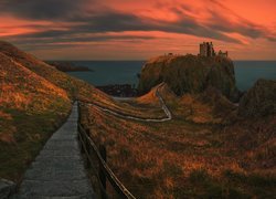 Szkocja, Stonehaven, Morze, Zamek Dunnottar, Skała, Zachód słońca, Chmury