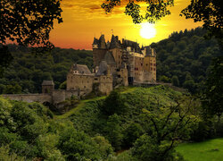Zamek Eltz o zachodzie słońca