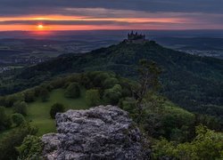 Niemcy, Badenia-Wirtembergia, Góra Hohenzollern, Zamek Hohenzollern, Zachód słońca, Las, Drzewa, Chmury, Wzgórza, Kamień