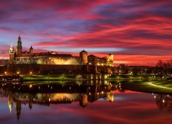 Polska, Kraków, Oświetlony, Zamek Królewski na Wawelu, Wawel, Rzeka Wisła, Odbicie, Zachód słońca