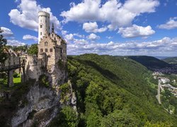Niemcy, Badenia-Wirtembergia, Lichtenstein, Zamek, Lichtenstein Castle, Wzgórze, Skały, Drzewa, Chmury