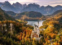 Niemcy, Bawaria, Schwangau, Zamek Neuschwanstein, Jesień, Drzewa, Jezioro Alpsee, Góry, Alpy
