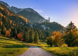 Niemcy, Bawaria, Zamek Neuschwanstein, Jesień, Drzewa, Góry, Skały, Wzgórza, Droga, Wschód słońca