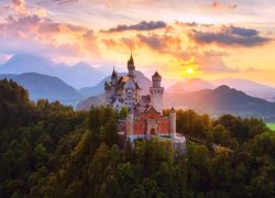 Niemcy, Bawaria, Zamek Neuschwanstein, Mgła, Las, Drzewa, Chmury, Zachód słońca