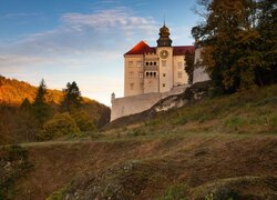 Zamek Pieskowa Skała na wzgórzu jesienią