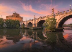 Zamek Świętego Anioła i most św Anioła na rzece Tyber w Rzymie