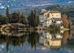 Zamek Toblino nad jeziorem we włoskim regionie Trydent-Górna Adyga