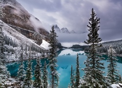 Zamglone górskie jezioro w zimowym klimacie