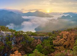 Korea Południowa, Góry, Oksunbong, Jesień, Skały, Mgła, Wschód słońca, Drzewa