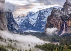 Góry, Drzewa, Mgła, Chmury, Kalifornia, Park Narodowy Yosemite, Stany Zjednoczone