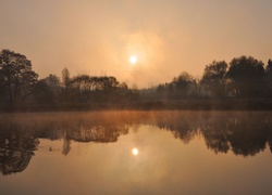 Zamglone jezioro Mokre o wschodzie słońca