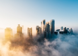 Zamglone wieżowce w Dubaju