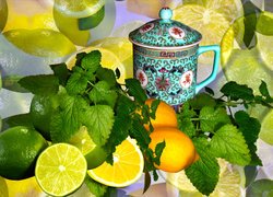 Zaparzacz do herbaty obok limonek i cytryn