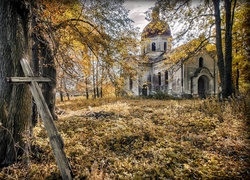 Zapomniana cerkiew wśród jesiennych drzew