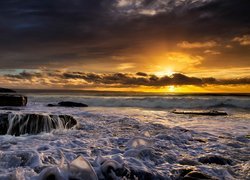 Zatoka Dunraven w południowej Walii w promieniach zachodzącego słońca