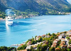 Czarnogóra, Zatoka Kotorska, Miasto Kotor, Domy, Statek, Drzewa, Góry