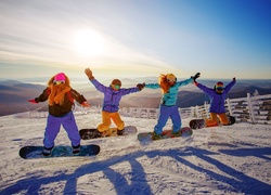 Zawodnicy na deskach snowboardowych na trasie
