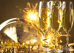 Zegar i kieliszki z szampanem na powitanie Nowego roku