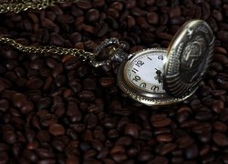 Zegarek kieszonkowy na ziarnach kawy