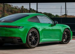 Zielone Porsche 911 Carrera GTS