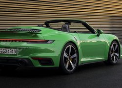 Zielone Porsche 911 Turbo