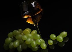 Zielone winogrona i kieliszek z winem