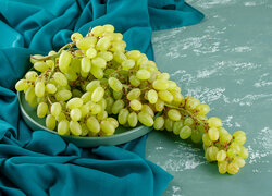 Zielone winogrona na talerzu